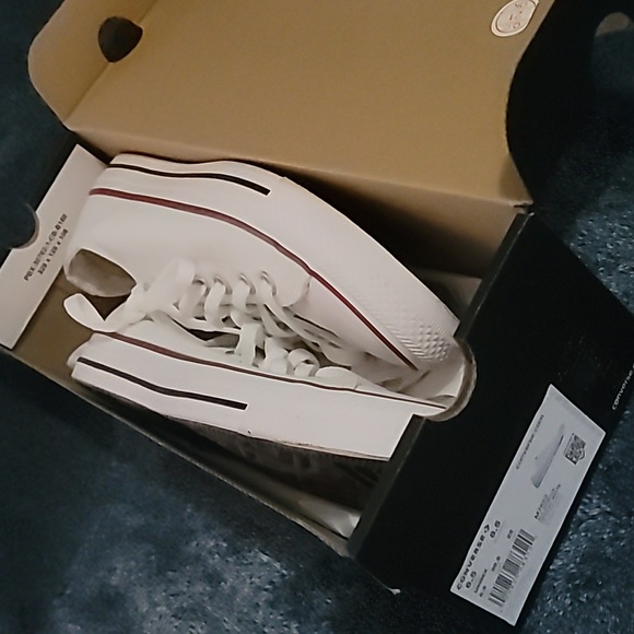 White LowTop Converse - Picture 4 of 4